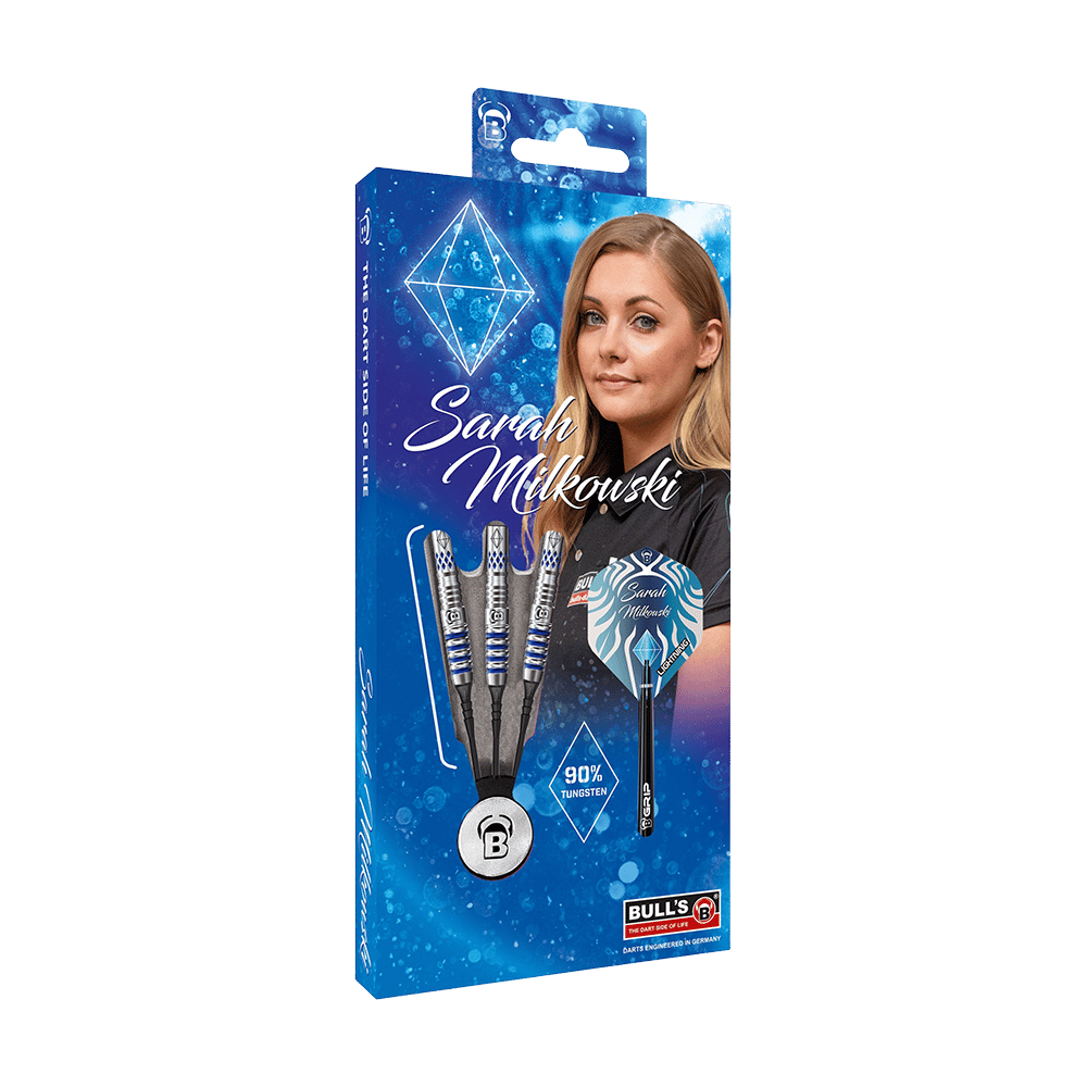 19740_Bulls_Sarah_Milkowski_Softdarts_3 Auf dem Bild ist eine Packung "Bulls Sarah Milkowski Softdarts - 20g" zu sehen. Die Verpackung zeigt drei Softdarts und ein Porträt von Sarah Milkowski vor einem blauen Hintergrund.