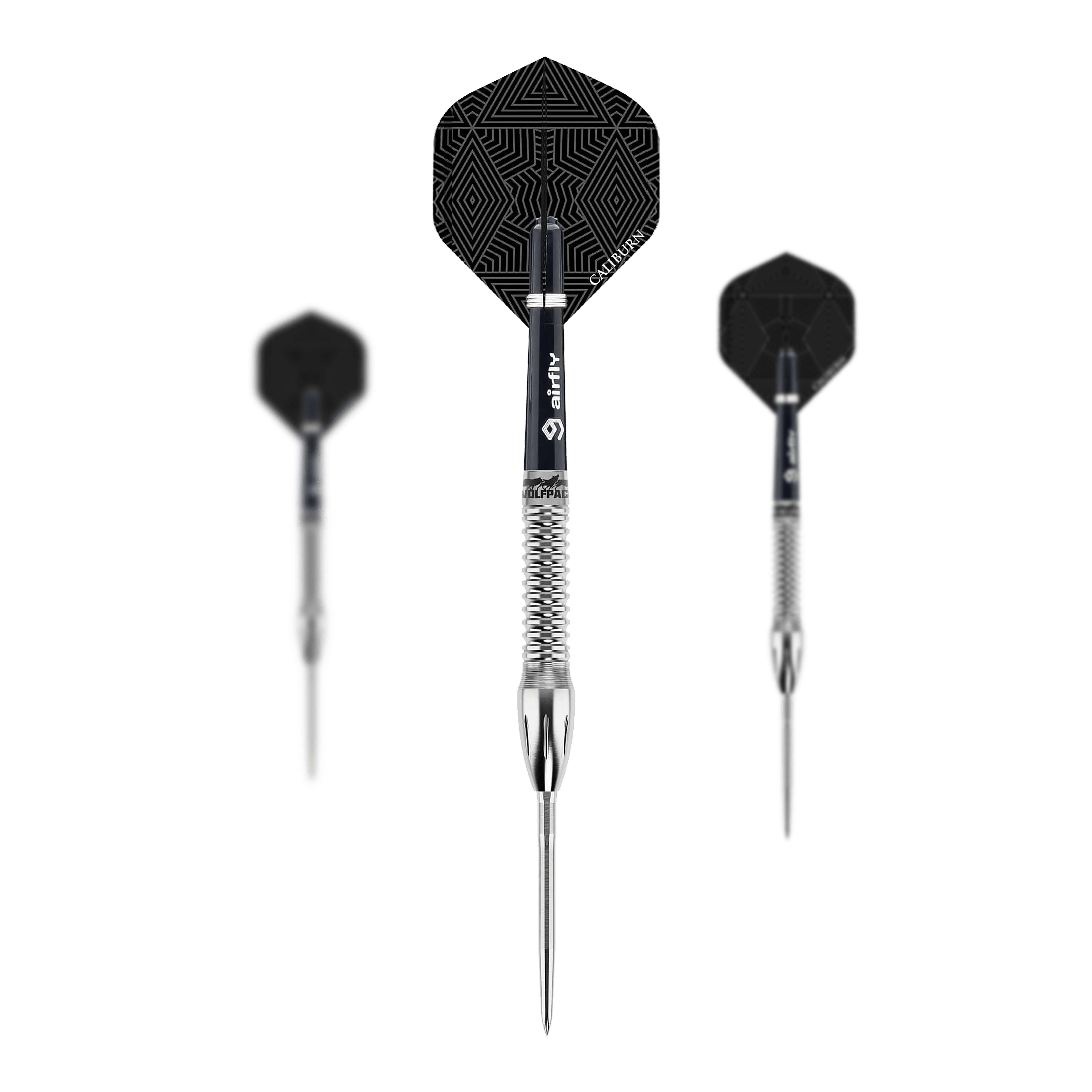 Das Bild zeigt drei Steeldarts des Produkts „Caliburn Wolfpack W4 Steeldarts - 20g“. Die Darts haben silberne Spitzen und Schäfte sowie schwarze Flights mit geometrischem Muster.