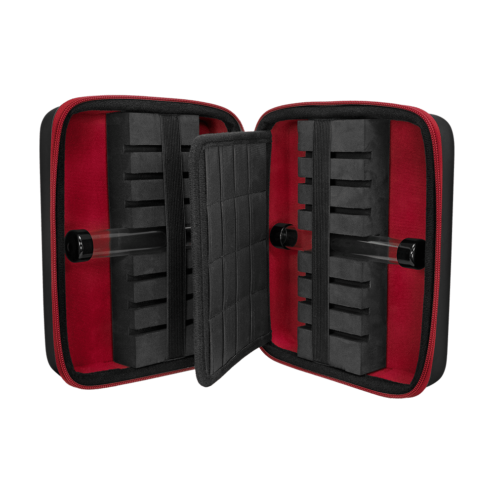 Mission Luxor Dart Wallet Das Bild zeigt ein geöffnetes Dart-Case mit schwarzem und rotem Innenfutter. Im Inneren befinden sich mehrere Schaumstofffächer zur sicheren Aufbewahrung von Dartpfeilen und Zubehör.
