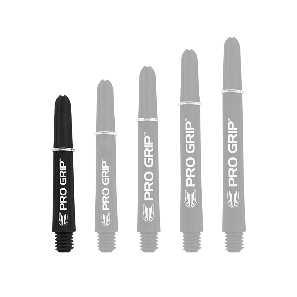 Target Pro Grip Shafts - 3 Sets - Black Auf dem Bild sind fünf schwarze Dartschäfte mit der Aufschrift "PRO GRIP" zu sehen. Sie stehen nebeneinander und sind unterschiedlich lang.