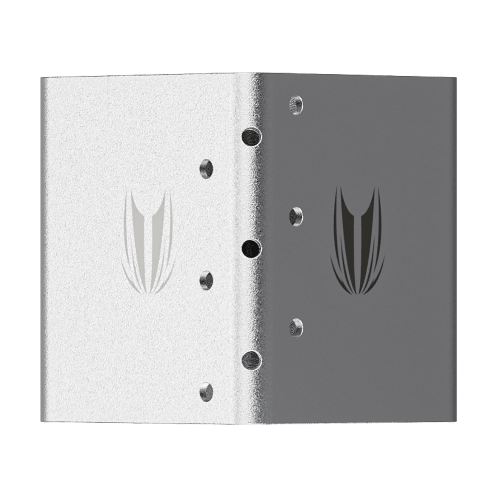 460009_Target_MOD_Stand_Darthalterung_Silber_2 Das Bild zeigt ein silbernes, metallisches Bauteil mit mehreren Löchern und einem eingravierten Logo auf beiden Seiten. Die linke Seite ist heller, während die rechte Seite dunkler erscheint.