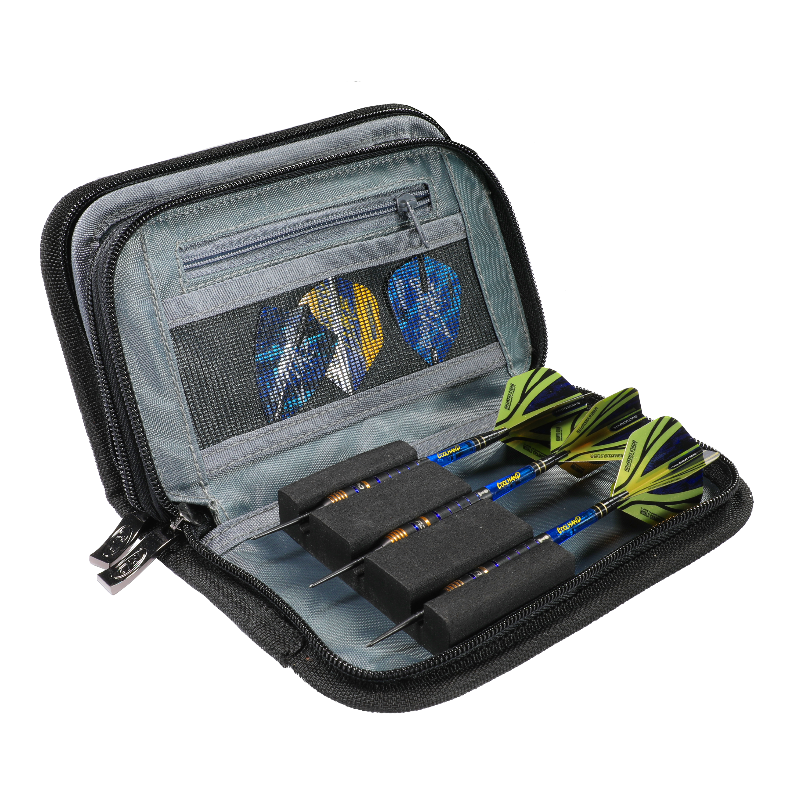 Red Dragon Luke Humphries World Champion Firestone 2 dart wallet Das Bild zeigt das Produkt 'Red Dragon Luke Humphries World Champion Firestone 2 Dartwallet'. In dem geöffneten Etui sind drei zusammengebaute Darts und Dartflights ordentlich aufbewahrt.