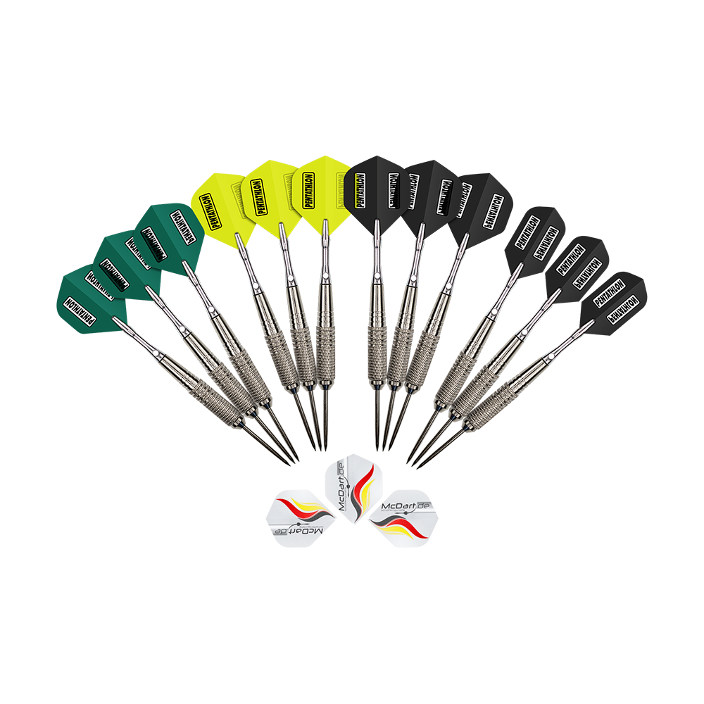 MCST-5_McDart_12er_Steeldarts_1 Das Bild zeigt zwölf Steeldarts der Marke McDart, die in einem Fächer angeordnet sind. Die Flights sind in den Farben Grün, Gelb und Schwarz gehalten, und es liegen drei zusätzliche Ersatzflights in Weiß davor.