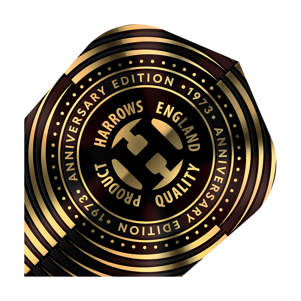 Harrows Anniversary No6 Flights Das Bild zeigt das Produkt "Harrows Anniversary No6 Flights" mit einem goldenen, kreisförmigen Design. In der Mitte steht "Harrows England Quality Product" und rundherum ist "Anniversary Edition 1973" geschrieben.