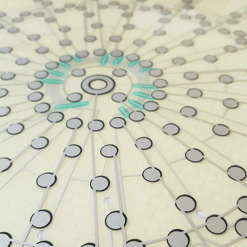 LW30_L-wen_Dart_Ersatzteil_Matrix_2HxPJJ8ZTLTT3f Das Bild zeigt die Matrix eines Löwen Dart Ersatzteils in Nahaufnahme. Man sieht viele miteinander verbundene Kreise und Linien, die die Kontaktflächen darstellen.