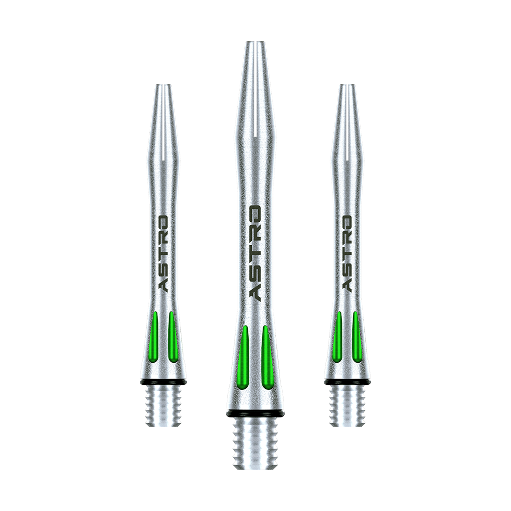 7012-104_Winmau_Astro_Aluminium_Shafts_Gr-n_35mm_1 Das Bild zeigt drei silberne Dartschäfte mit grünen Akzenten. Auf den Schäften steht das Wort "ASTRO" geschrieben.