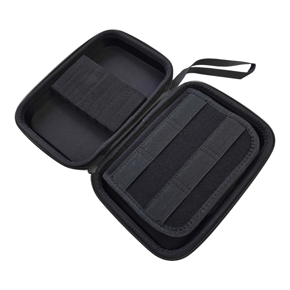 System-4 dart case with your design Abgebildet ist ein Produkt mit dem Dateinamen MCS4-Blau_McDart_System4_Dartcase_Mit_Wunschdruck_Blau_Metallic_3. Es handelt sich vermutlich um ein Etui oder eine Hülle im blauen Metallic-Design.