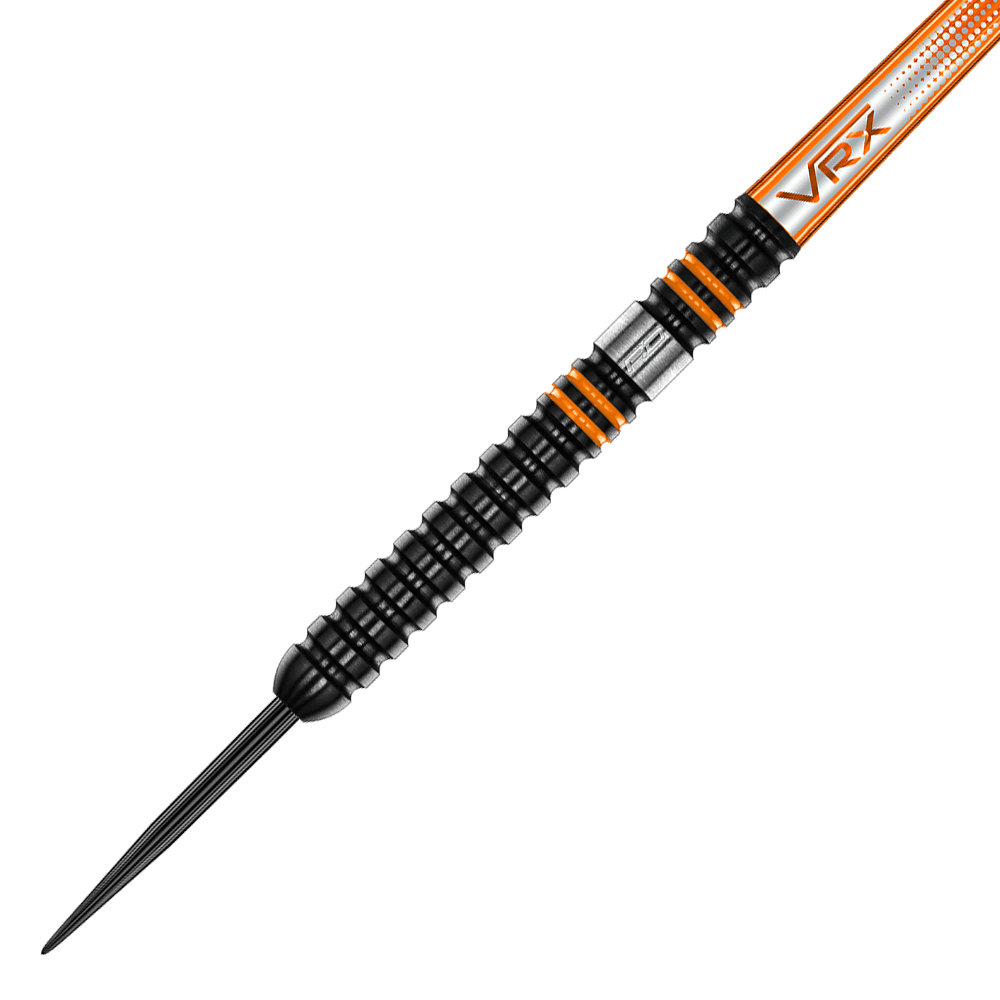 RD2527_Red_Dragon_Amberjack_Pro_1_Steeldarts_2 Das Bild zeigt einen Red Dragon Amberjack Pro 1 Steeldart. Der Dart ist schwarz mit orangenen Akzenten und hat eine Spitze aus Metall.