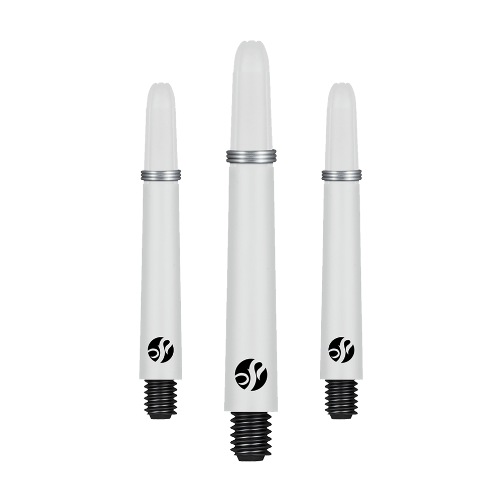 Shot Koi Carbon Shafts - White Auf dem Bild sind drei weiße Dartschäfte mit schwarzem Gewinde zu sehen. Sie haben ein silbernes Ringdetail und ein schwarzes Logo auf jedem Schaft.