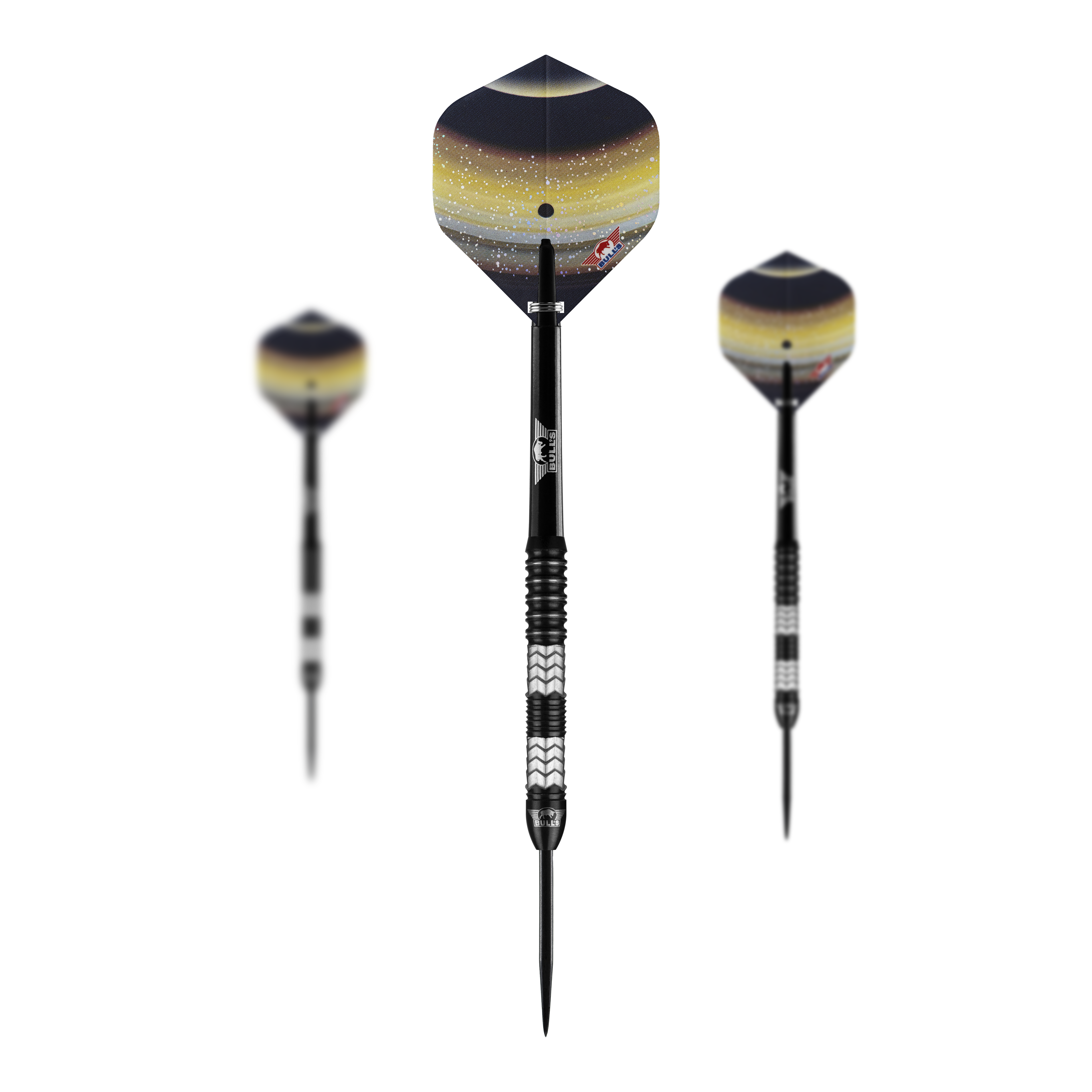 Bulls NL Luna Triton steel darts Das Bild zeigt drei Steeldarts des Modells "Bulls NL Luna Triton". Die Darts haben schwarze Spitzen, einen geriffelten Griff und Flights mit einem gelb-schwarzen Weltraumdesign.