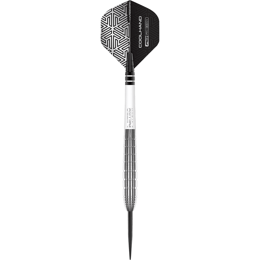 RD2503_Red_Dragon_Luke_Humphries_TX1_Steeldarts_1GFQt6u0cbxkPZ Das Bild zeigt einen Red Dragon Luke Humphries TX1 Steeldart. Der Dartpfeil hat ein silbernes Griffstück und schwarze Flight-Flügel mit geometrischem Muster.