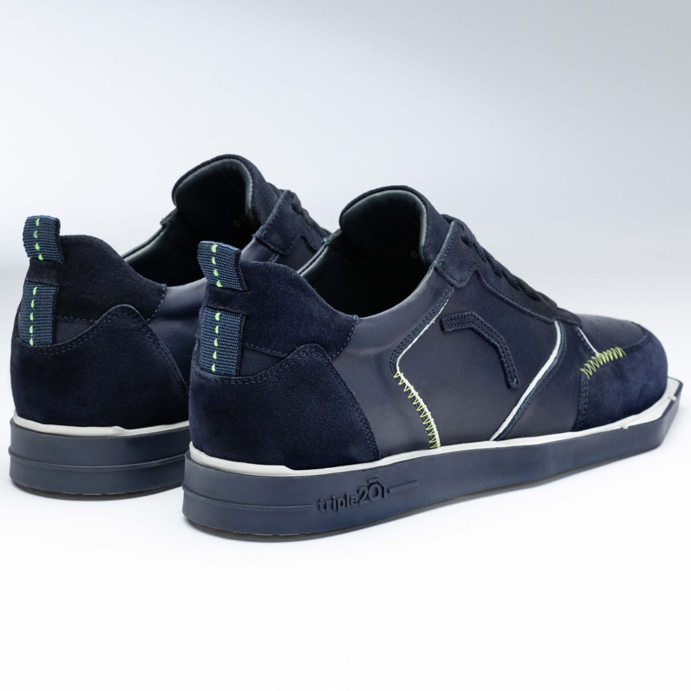 20102005-00_Triple20_Dartschuhe_Leder_Blau_Weiss_3 Die Abbildung zeigt ein Paar blaue und weiße Triple20 Dartschuhe aus Leder. Die Schuhe haben auffällige Nähte und eine robuste Sohle.