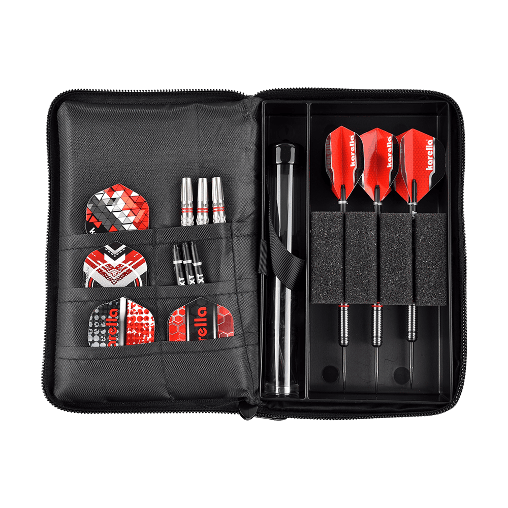 _The_Pak_Dartcase_OPEN_2x8mqRPEg4Q1m2 Das Bild zeigt das Produkt "The Pak Dartcase - Lady Pak", ein Dart-Etui mit organisiertem Zubehör. Im Etui befinden sich drei zusammengebaute Darts, Ersatzflights, Schäfte und weiteres Zubehör ordentlich einsortiert.