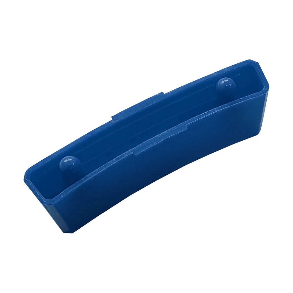 Das Bild zeigt ein blaues Ersatzfeld für das Granboard 132. Es ist rechteckig geformt und hat zwei kleine Erhebungen auf der Innenseite.