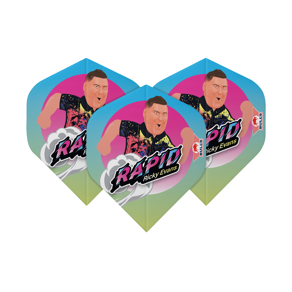 Das Bild zeigt drei Dart-Flights mit einem bunten Cartoon-Bild von Ricky Evans und dem Schriftzug "Rapid Ricky Evans". Die Flights haben einen blauen, pinken und gelben Farbverlauf und das Bulls-Logo an der Seite.