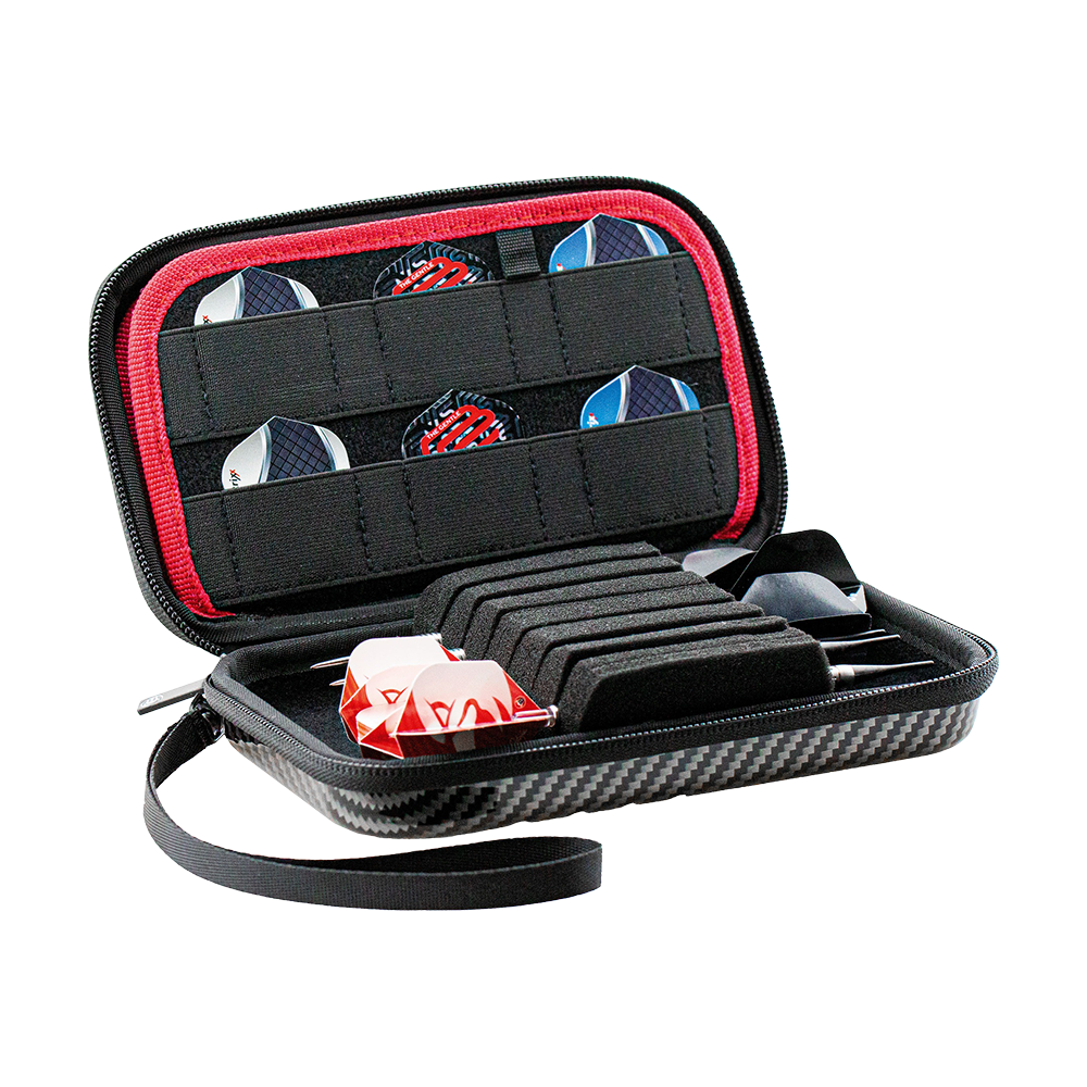 66378_Bulls_Orbis_XL_Dartcase_Carbongrey_2 Das Bild zeigt das Produkt "Bulls Orbis XL Dartcase - Carbongrey". Das Dartcase ist geöffnet und enthält mehrere Darts und Dartflights, die ordentlich in Fächern verstaut sind.