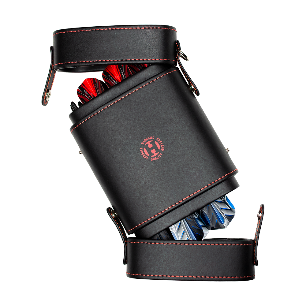 HRT-16402_Harrows_Prima_Dartcase_Red_1 Das Bild zeigt ein schwarzes Harrows Prima Dartcase mit roter Naht. Im Inneren sind Dartpfeile mit bunten Flights sichtbar.