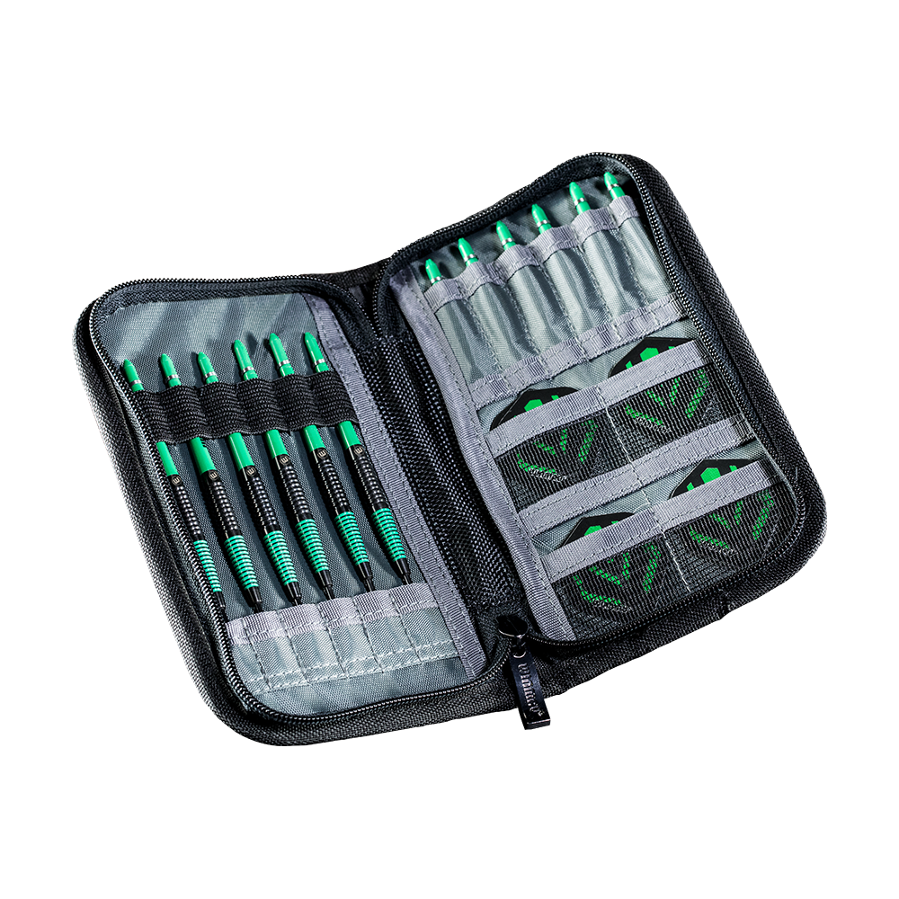 Das Bild zeigt das Winmau Urban Slim Dartcase in Schwarz, geöffnet mit mehreren Darts und Zubehör ordentlich einsortiert. Das Etui verfügt über verschiedene Fächer zur sicheren Aufbewahrung der Dartpfeile und Flights.