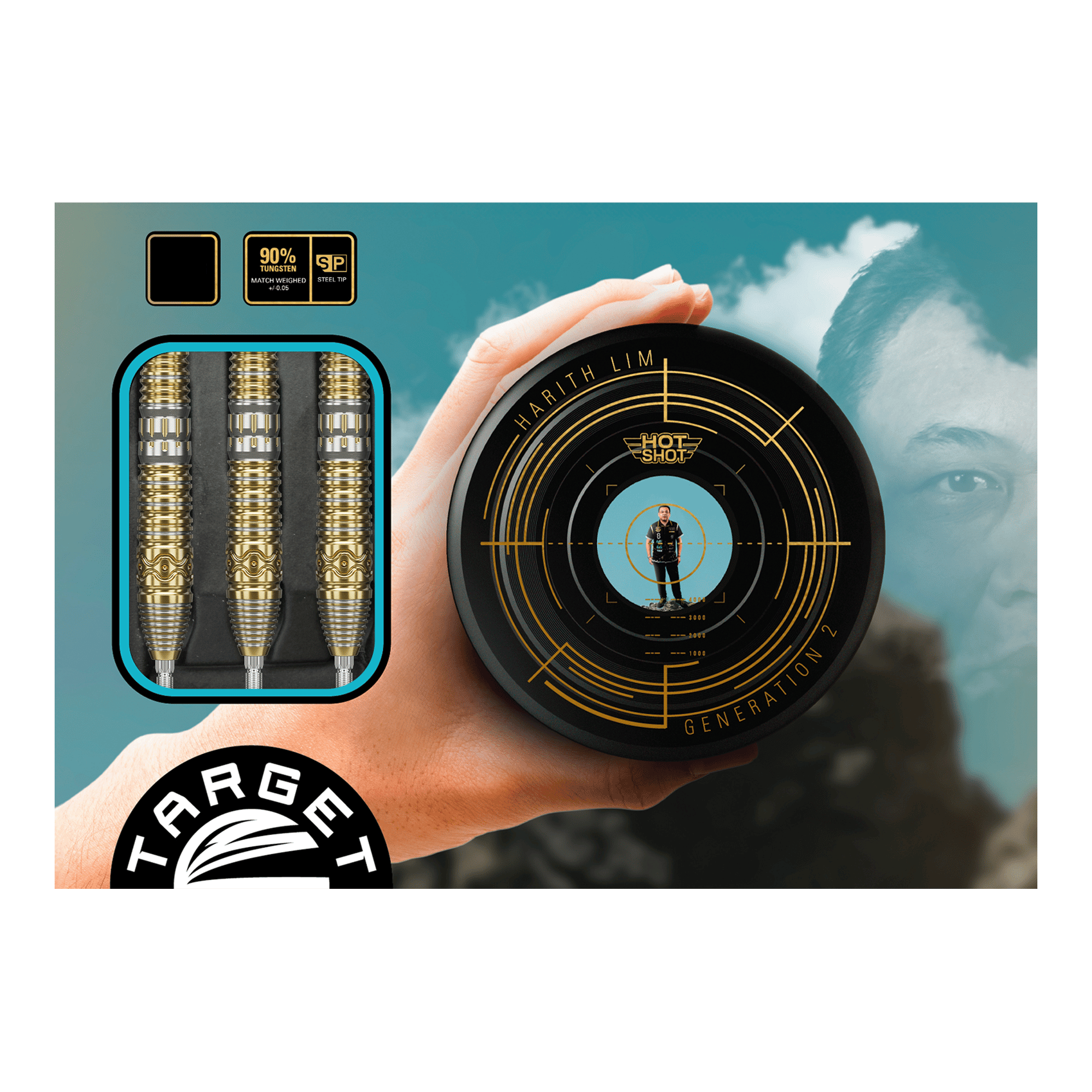 Target Japan Hot Shot GEN2 steel darts - 23g Das Bild zeigt das Produkt "Target Japan Hot Shot GEN2 Steeldarts - 23g" in einer ansprechenden Verpackung. Links sind die drei gold-silbernen Steeldarts zu sehen, rechts die runde Verpackungsbox mit Design und Zielscheibenmotiv.