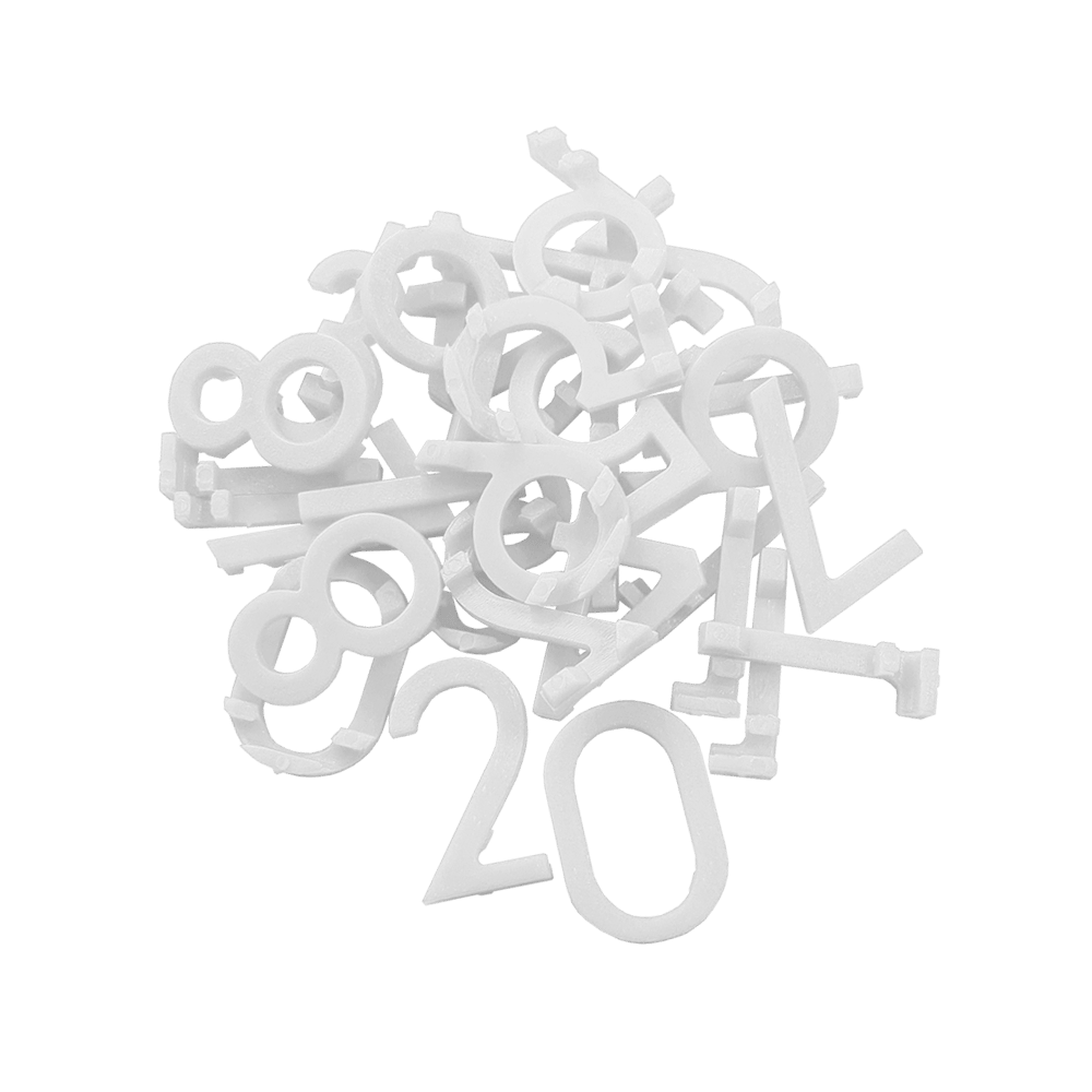 Das Bild zeigt weiße Ersatznummern für eine Dartscheibe. Die Zahlen sind aus Kunststoff und liegen ungeordnet auf einem Haufen.