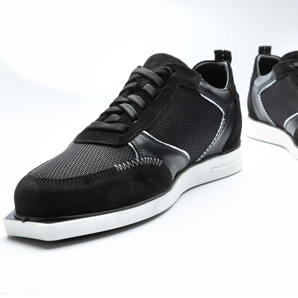 20201003-00_Triple20_Dartschuhe_Textil_Leder_Schwarz_Weiss_4 Die Abbildung zeigt die Triple20 Dartschuhe aus Textil und Leder in Schwarz-Weiß. Die Schuhe haben ein sportliches Design mit weißer Sohle und auffälligen Nähten.