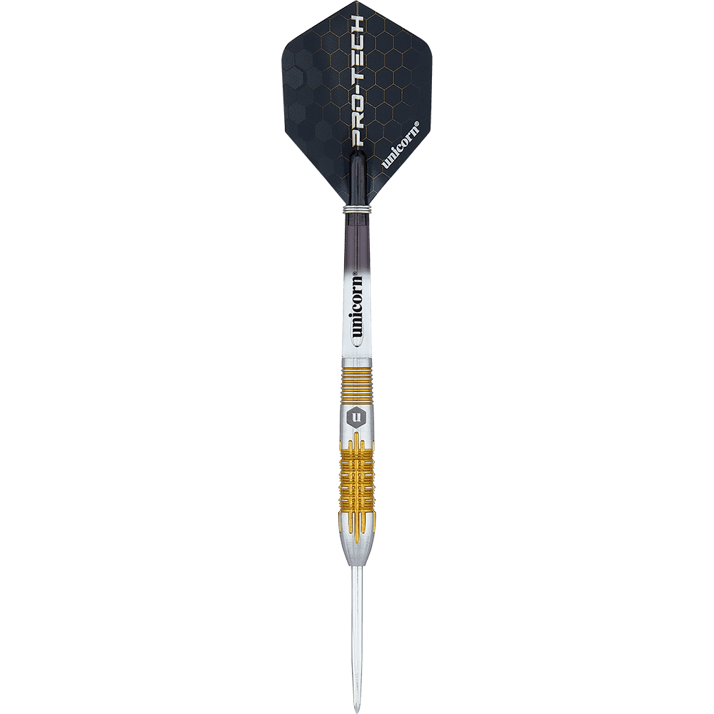 27706_Unicorn_Pro-Tech_Style1_Steeldarts_11NLPN2opwLKDl Auf dem Bild ist ein moderner Steeldartpfeil mit metallic-goldenem Griff und silberner Spitze zu sehen. Die schwarze Flightscheibe trägt die Aufschriften "PRO-TECH" und "unicorn".