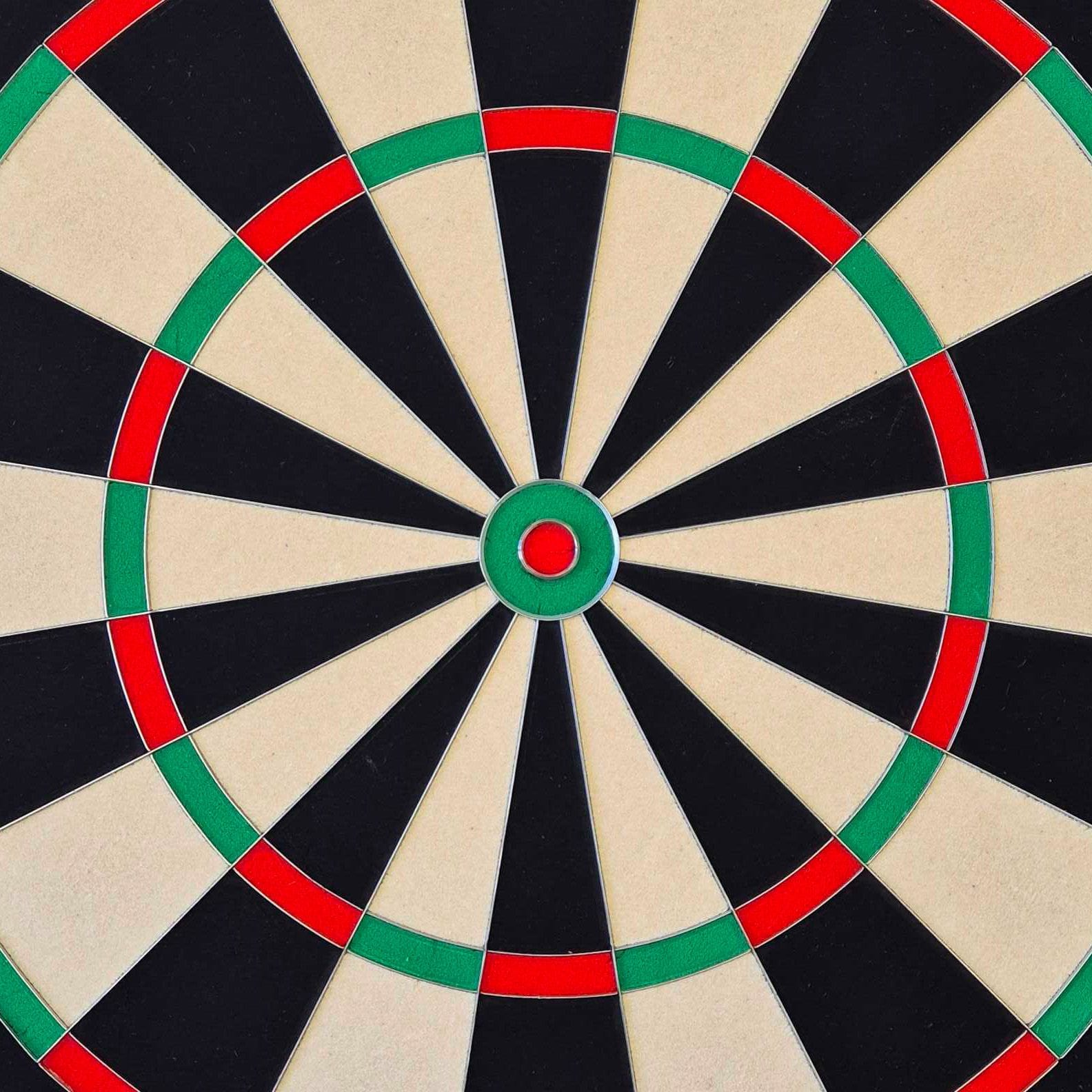 Das Bild zeigt das Produkt Bulls NL Advantage 8 Steeldartboard. Es ist ein hochwertiges Steeldartboard für Dartspieler.