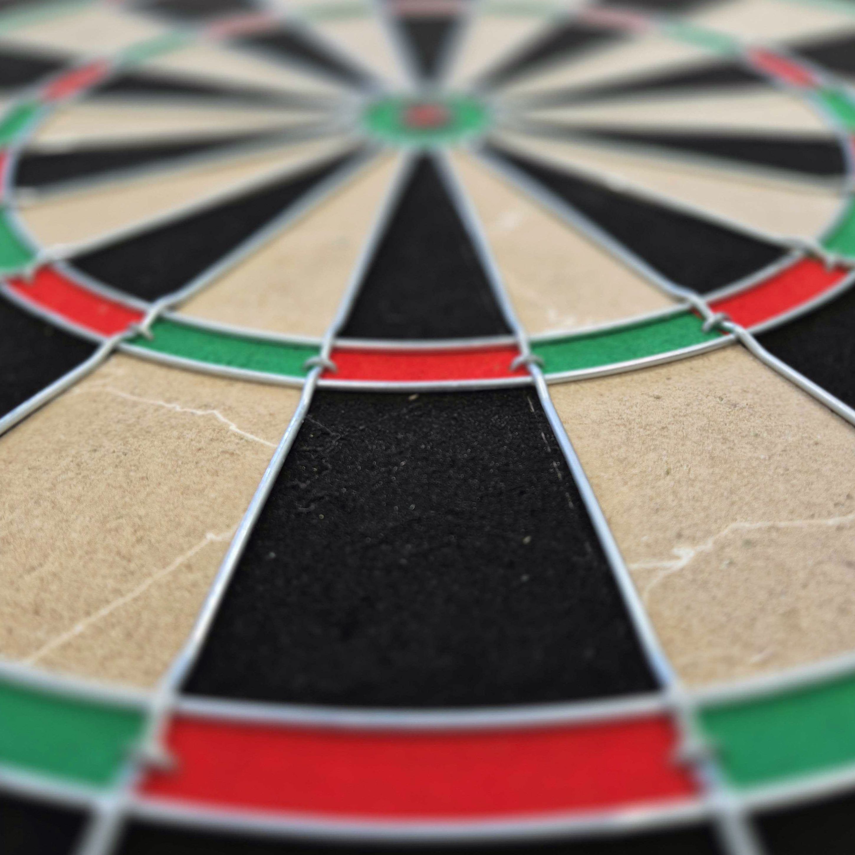 Target Gabriel Clemens steel dartboard set Noch ein Target Gabriel Clemens Steeldartboard Set wird präsentiert. Das Set ist vollständig abgebildet.