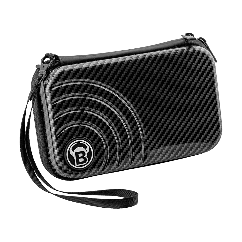 66378_Bulls_Orbis_XL_Dartcase_Carbongrey_1 Das Bild zeigt ein schwarzes Dartcase mit Carbon-Optik und einem dezenten Muster auf der Vorderseite. Am unteren Rand befindet sich ein rundes Logo mit einem "B" in der Mitte.