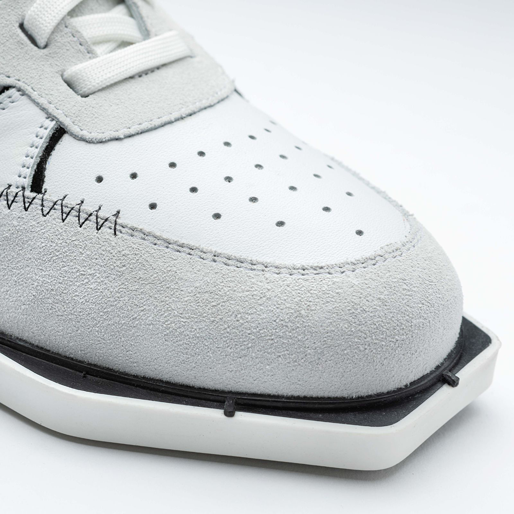 20100002-00_Triple20_Dartschuhe_Leder_Weiss_Schwarz_4 Der Schuh "Triple20 Dartschuhe Leder - Weiß Schwarz" ist aus weißem Leder mit grauen Wildleder-Akzenten gefertigt. Die spezielle Sohle ist für optimalen Halt beim Dartspiel konzipiert.