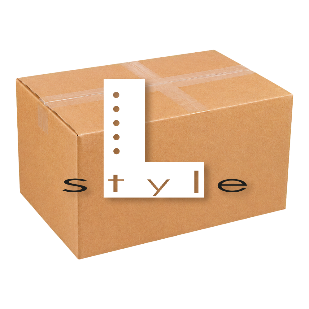 McDart Mystery Box - L-Style Die Abbildung zeigt die McDart Mystery-Box - L-Style. Diese Box enthält verschiedene Überraschungsprodukte im Bereich L-Style für Dartspieler.