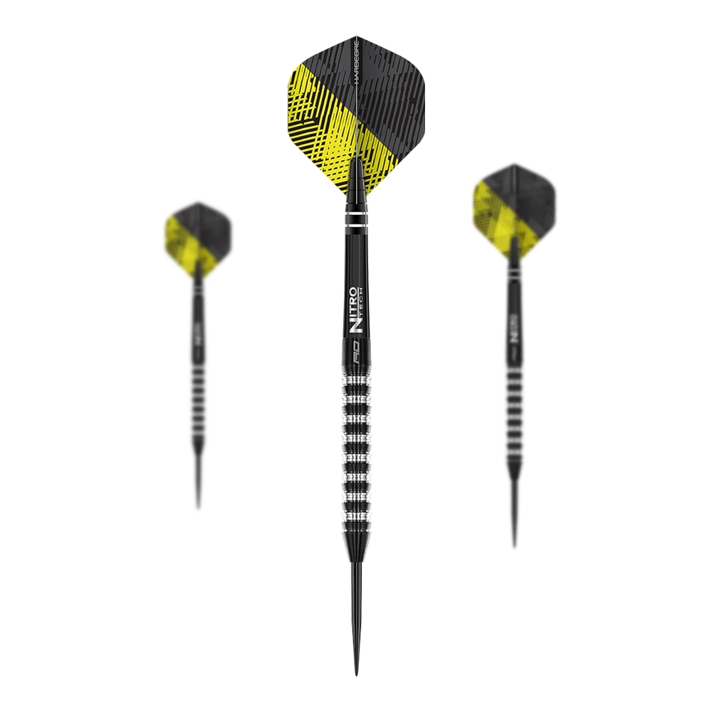 Red Dragon Razor Edge Elite steel darts Auf dem Bild sind drei Steeldarts mit schwarzen und silbernen Griffen zu sehen. Die Flights haben ein schwarz-gelbes Muster.