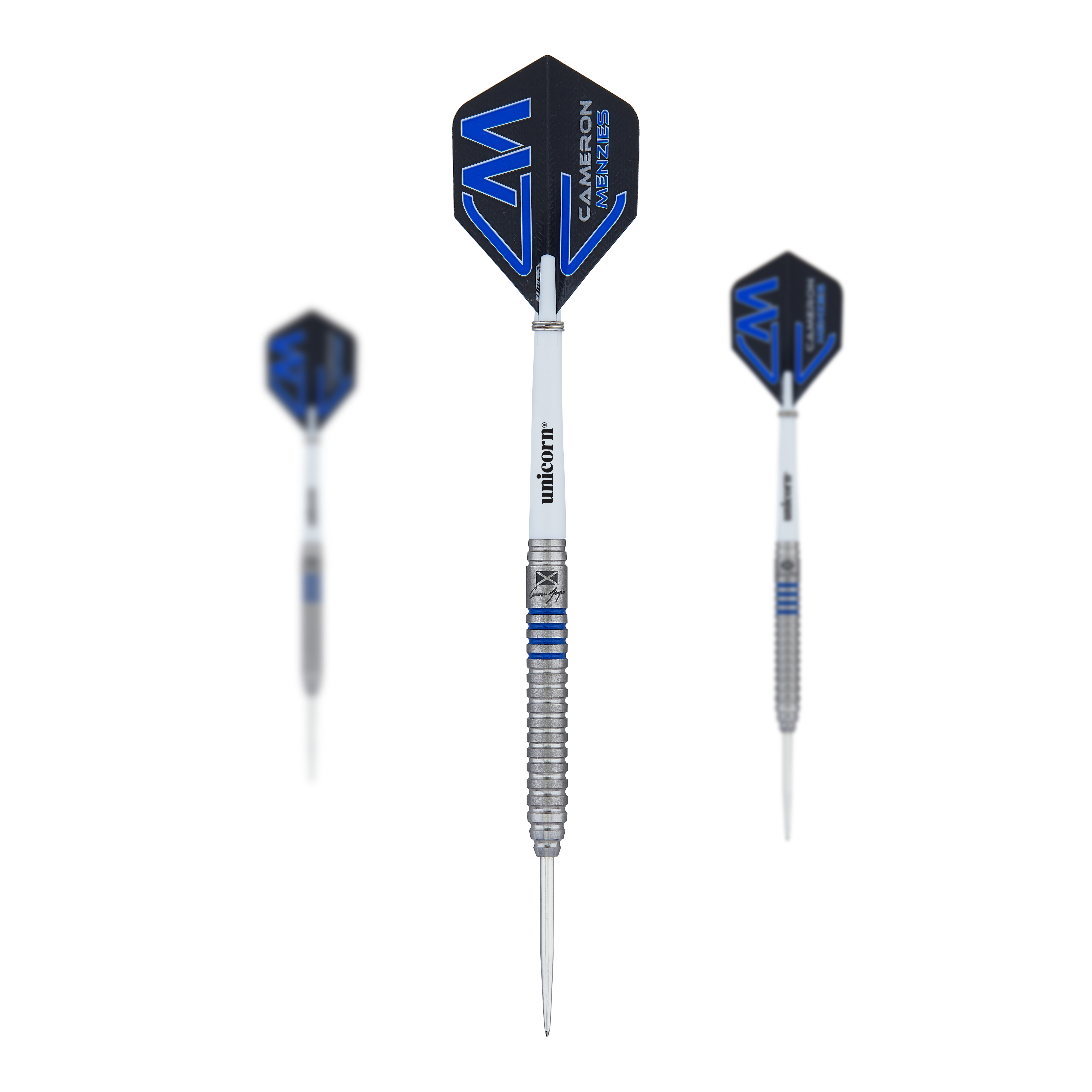 Das Bild zeigt drei Steeldarts des Modells "Unicorn Contender Cameron Menzies - 23g". Die Darts haben silberne Spitzen, weiße Shafts und blaue Flights mit dem Namen "Cameron Menzies".