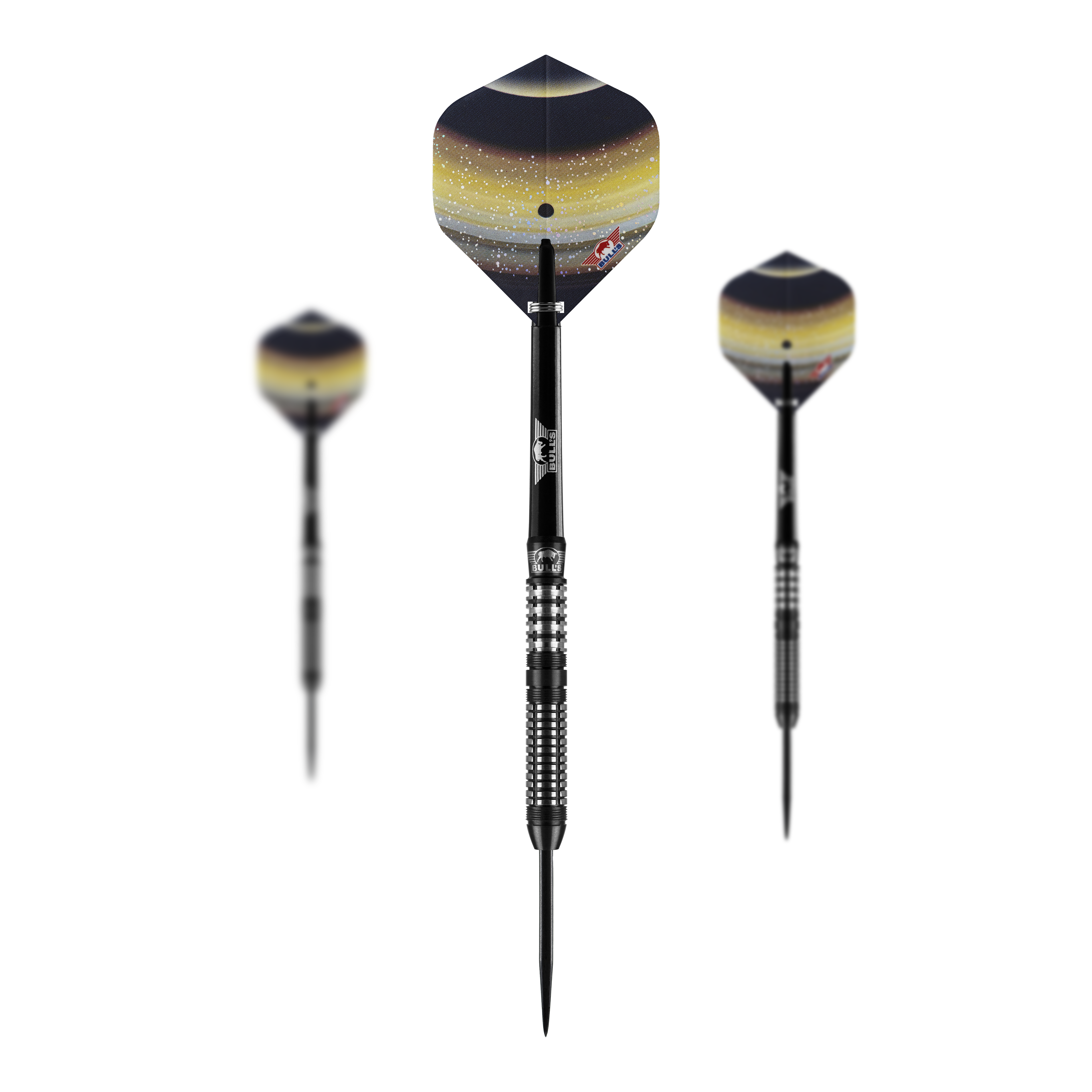 Bulls NL Luna Neoma steel darts Das Bild zeigt drei Steeldarts des Modells "Bulls NL Luna Neoma". Die Flights der Darts haben ein dunkles, galaktisches Design mit gelben und weißen Akzenten.