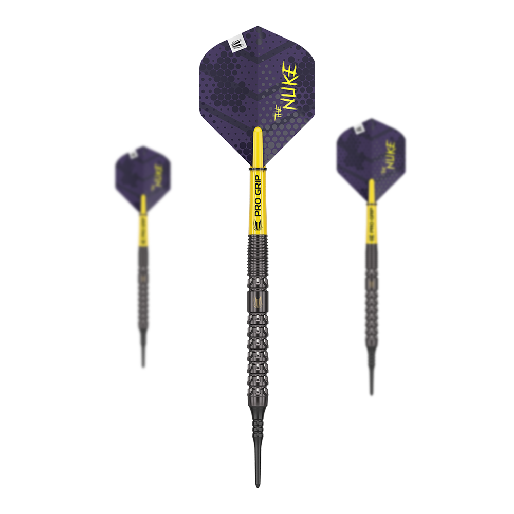 Target Luke Littler GEN1 Soft Darts - 19g Das Bild zeigt drei Softdarts des Modells "Target Luke Littler GEN1 - 19g". Die Darts haben schwarze Spitzen, gelbe Schäfte mit der Aufschrift "PRO GRIP" und violette Flights mit dem Schriftzug "THE NUKE".