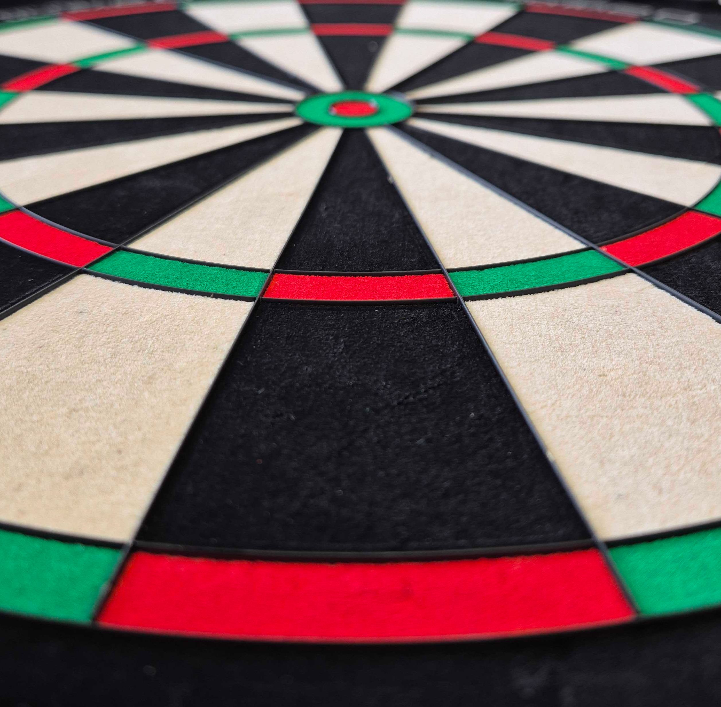 Unicorn Eclipse Ultra 2.0 steel dartboard Das Bild zeigt ein Unicorn Eclipse Ultra 2.0 Steeldartboard aus der Nähe. Die farbigen Felder in Rot, Grün, Schwarz und Weiß sind deutlich zu erkennen.