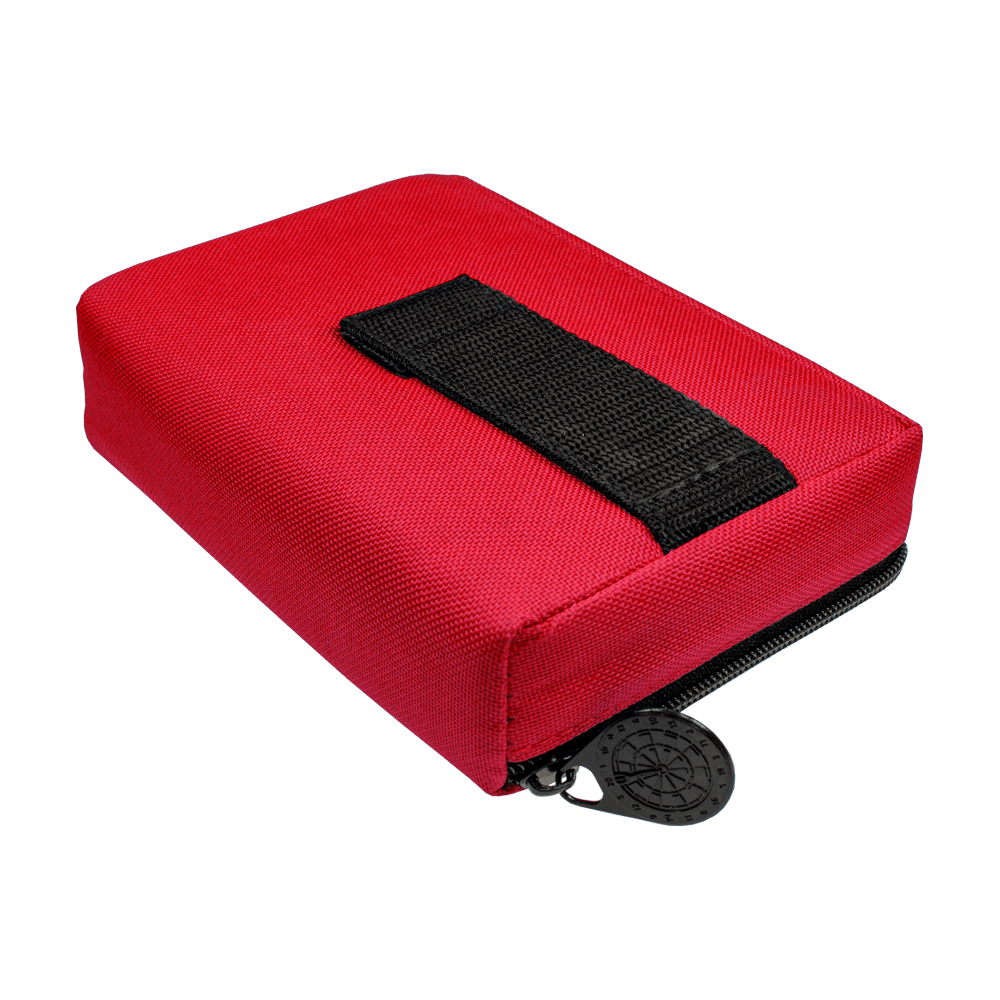 Auf dem Bild ist ein kleines, rotes Etui mit schwarzem Reißverschluss zu sehen. Es handelt sich um das Produkt „McDart Tasche Klein“.