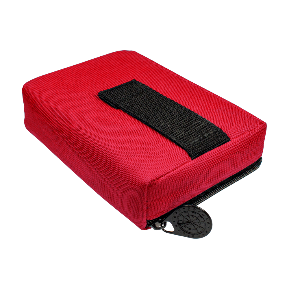 712_McDart_Tasche_Klein_Rot_3 Auf dem Bild ist ein kleines, rotes Etui mit schwarzem Reißverschluss zu sehen. Es handelt sich um das Produkt „McDart Tasche Klein“.