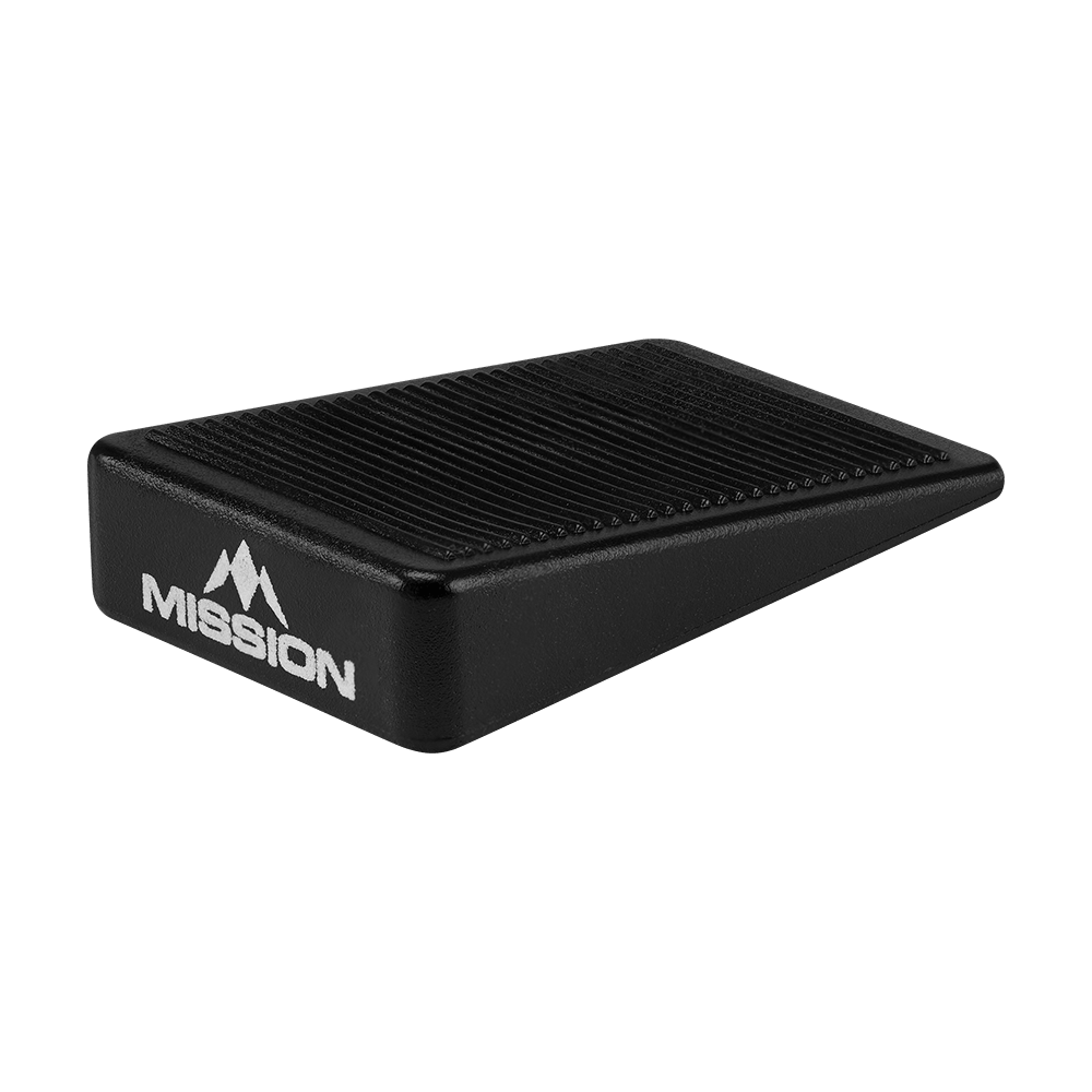 Mission Dartboard Wedges Spacers (Set of 8) Das Bild zeigt einen schwarzen Keil mit der Aufschrift "MISSION". Es handelt sich um einen Abstandshalter für Dartboards aus dem 8er-Set "Mission Dartboard Wedges Abstandshalter".