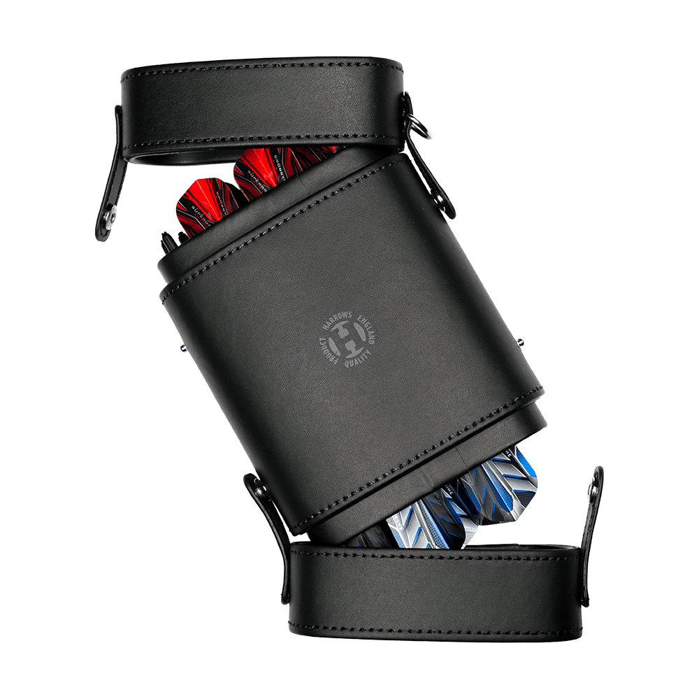 HRT-16396_Harrows_Prima_Dartcase_Black_1 Das Bild zeigt das Produkt "Harrows Prima Dartcase" in schwarzer Farbe. Aus dem Etui schauen einige Pfeile mit roten und blauen Flights heraus.