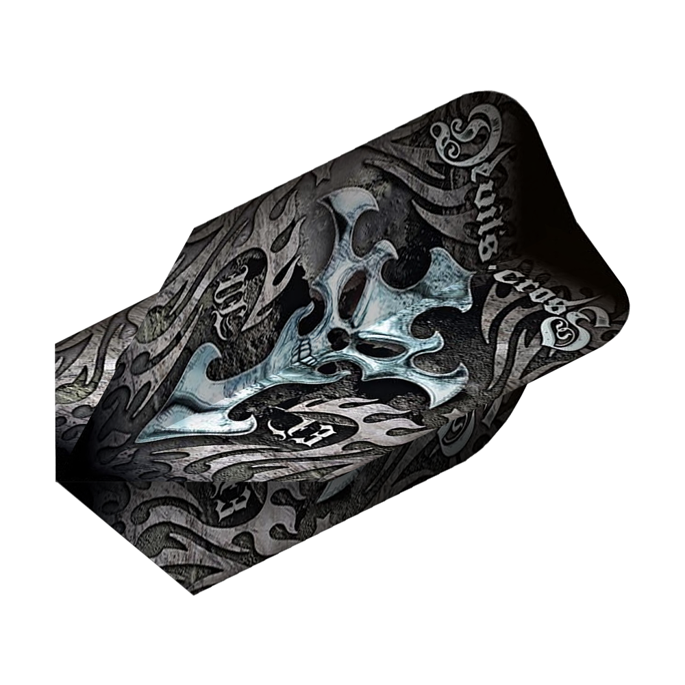 ALC9_Alchemy_Devils_Cross_Slim_Flights_2 Das Bild zeigt das Produkt "Alchemy Devils Cross Slim Flights". Es hat ein dunkles Design mit Totenkopf- und Flammenmotiven.