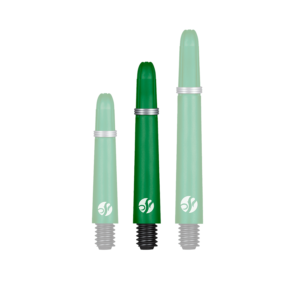 Shot Koi Carbon Shafts - Green Auf dem Bild sind drei grüne Dartschäfte in unterschiedlichen Längen zu sehen. Jeder Schaft hat einen schwarzen Gewindeanschluss und einen silbernen Ring.