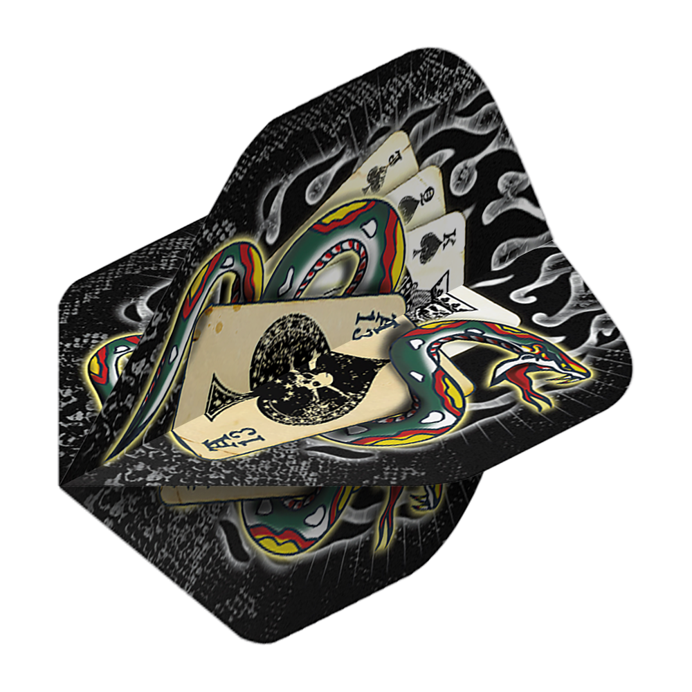 Alchemy Snake Of Spades No2 Standard Flights Das Bild zeigt die „Alchemy Snake Of Spades No2 Standard Flights“. Das Design zeigt eine bunte Schlange, die sich um Spielkarten windet, vor einem schwarzen Hintergrund mit Flammenmotiven.