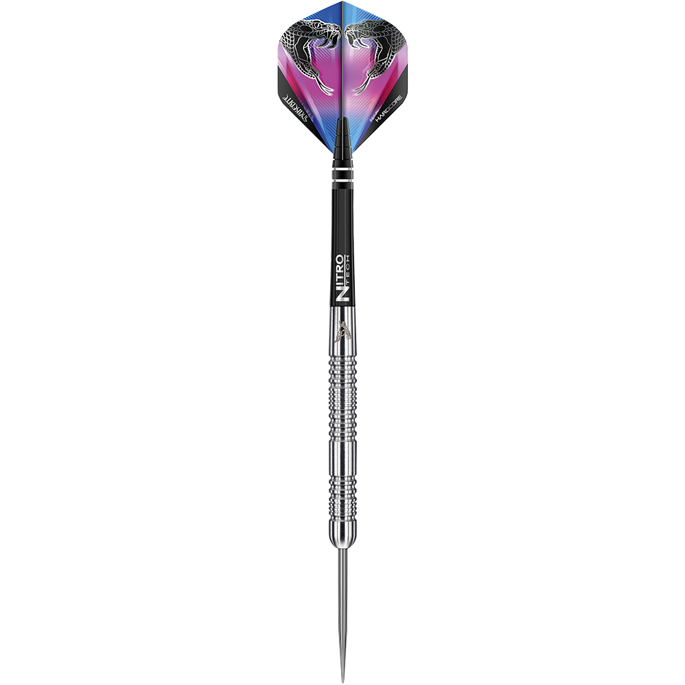 RD1677-RedDragon-Peter-Wright-Snakebite-Euro-11-Steeldarts-1 Das Bild zeigt einen Red Dragon Peter Wright Snakebite Euro 11 Steeldart. Der Dart hat eine silberne, präzise gearbeitete Spitze und einen Flight mit Schlangenmotiven in Blau und Pink.
