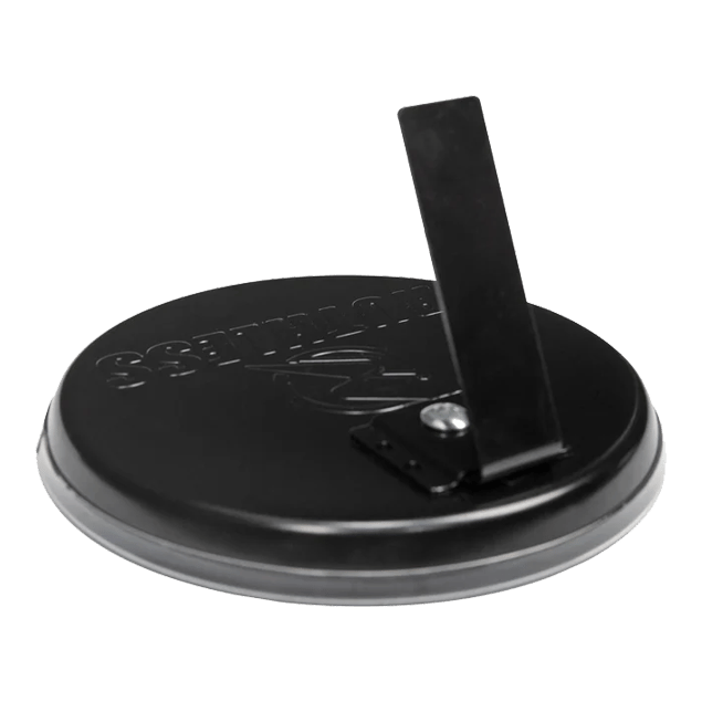 Ruthless Mini Desktop Dartboard Set Das Bild zeigt die Rückseite eines Produkts namens "Ruthless Mini Desktop Dartboard Set". Es ist eine runde schwarze Basis mit einem klappbaren Ständer.