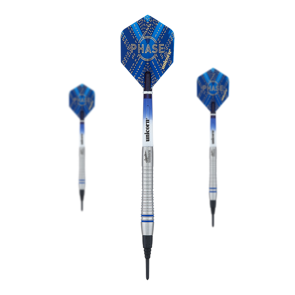 Unicorn Phase 6 World Champion Gary Anderson soft darts Das Bild zeigt drei Softdarts des Produkts „Unicorn Phase 6 World Champion Gary Anderson“. Die Darts haben silberne Schäfte und blaue Flights mit dem Schriftzug „PHASE“ darauf.