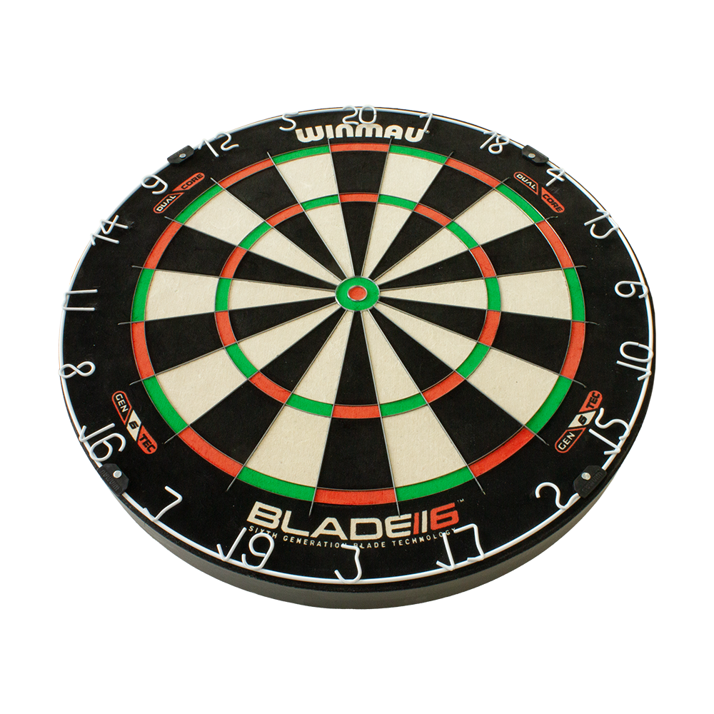 3031_Winmau_Blade_6_DualCore_Steeldartboard_2 Das Bild zeigt eine Winmau Blade 6 DualCore Steeldartboard. Die Dartscheibe hat ein klassisches Design mit schwarzen, weißen, roten und grünen Feldern.