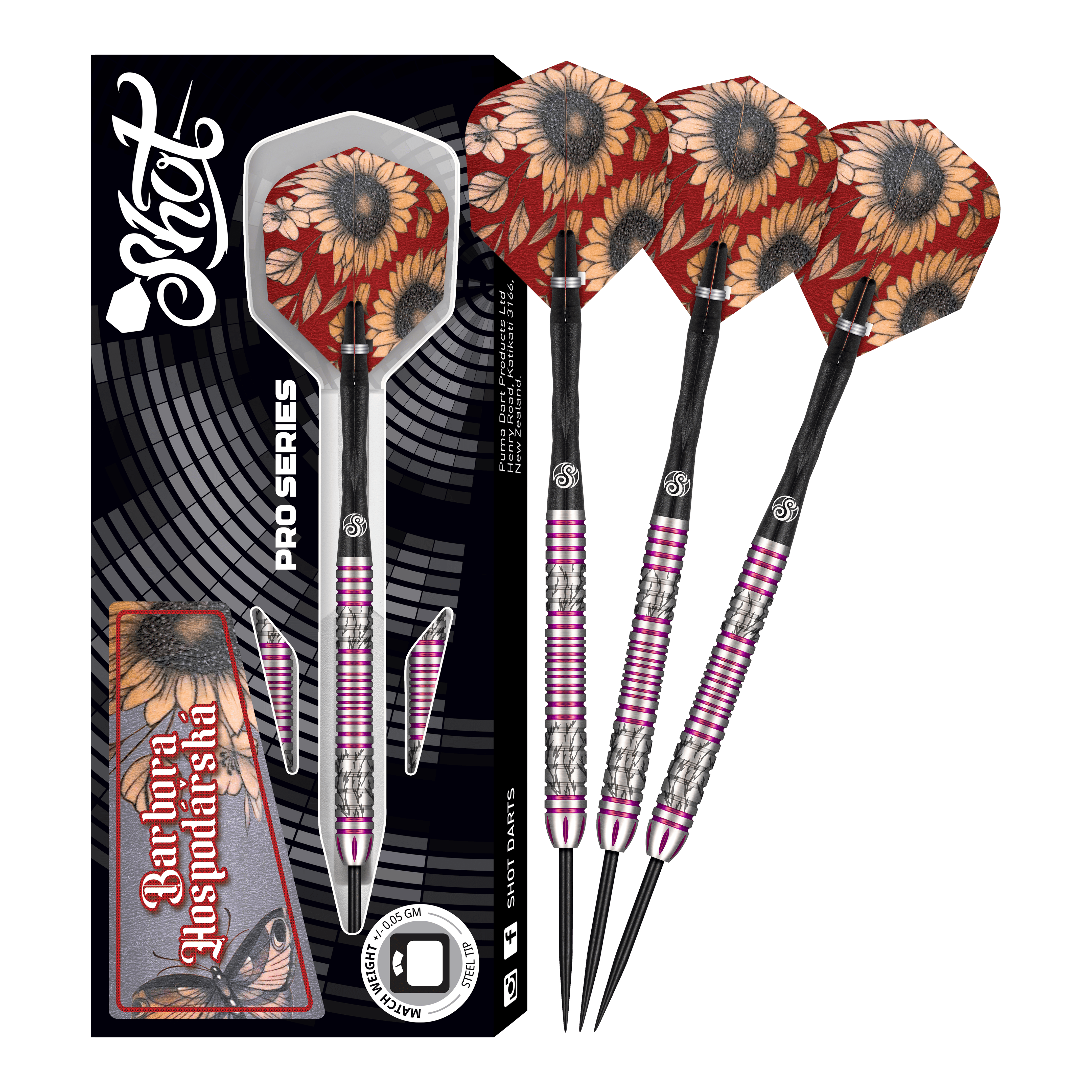 Das Bild zeigt das Produkt "Shot Pro Series Barora Hospodarska Steeldarts - 23g" mit drei Steeldarts und einer Verpackung. Die Flights der Darts sind mit Sonnenblumenmotiven verziert.