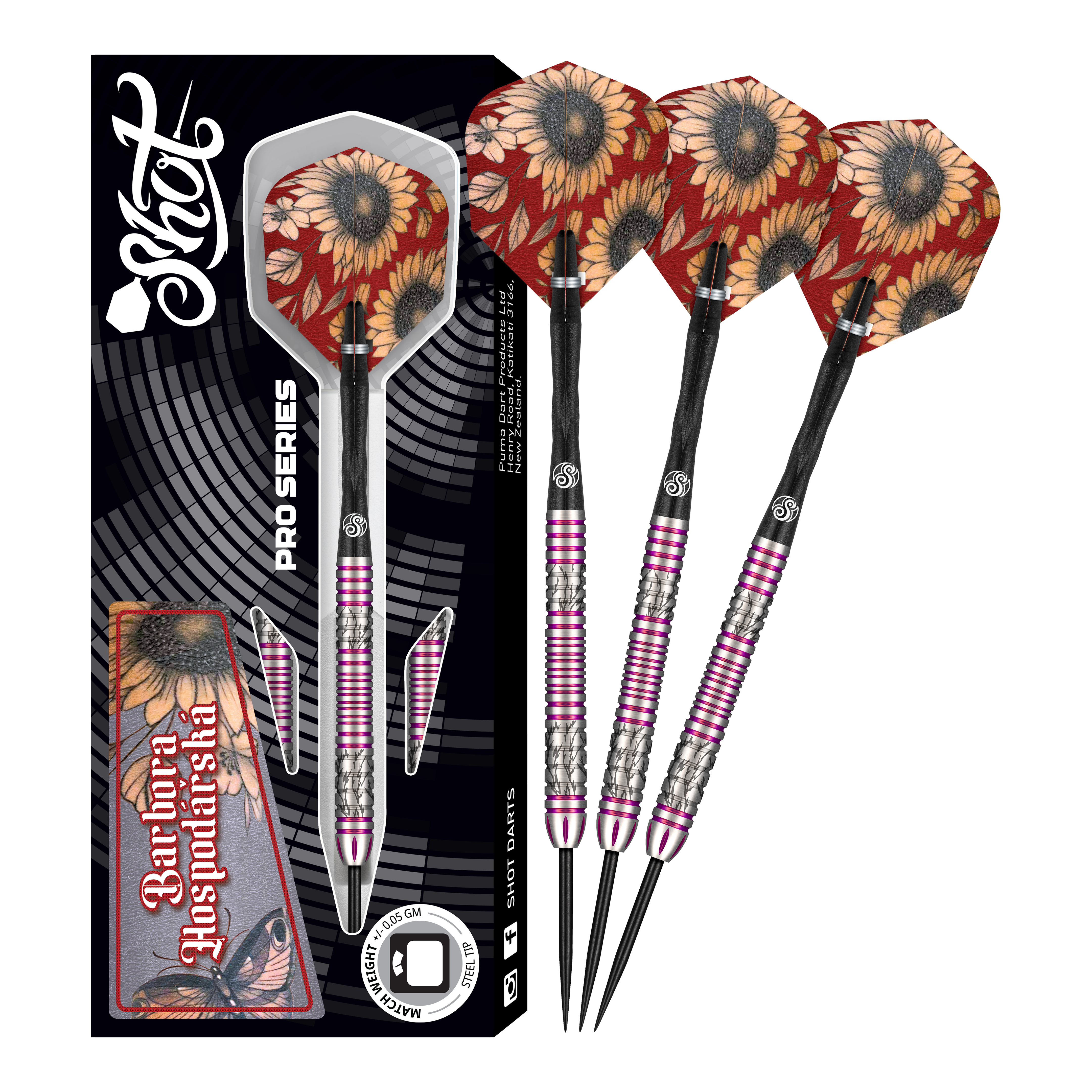 Shot Pro Series Barbora Hospodarska 2 Steeldarts - 23g Das Bild zeigt das Produkt "Shot Pro Series Barora Hospodarska Steeldarts - 23g" mit drei Steeldarts und einer Verpackung. Die Flights der Darts sind mit Sonnenblumenmotiven verziert.
