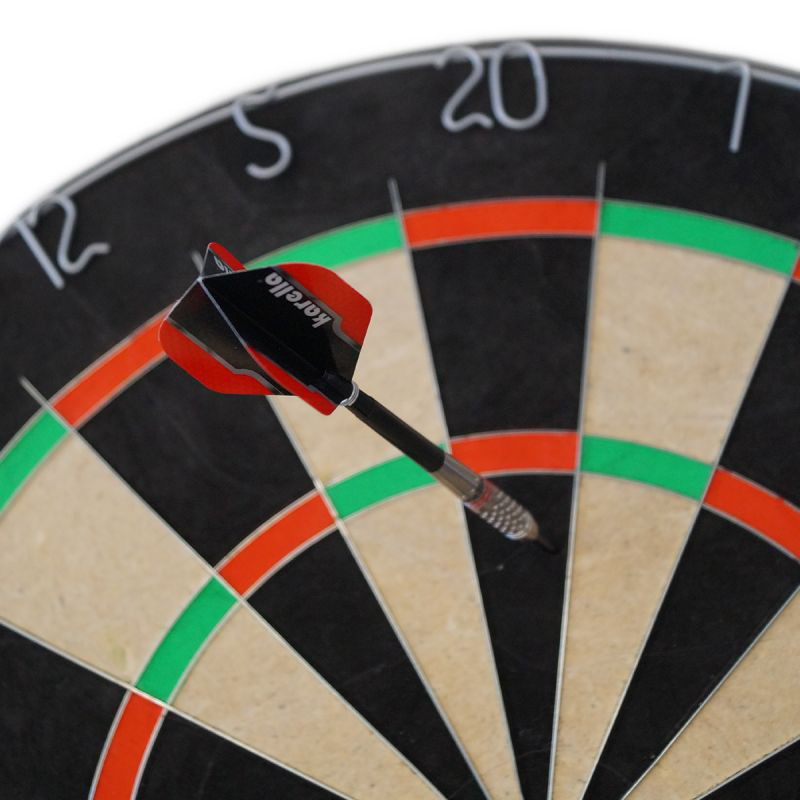 Karella Dartboard BullOut Set including 2 sets of steel darts Zu sehen ist das Karella Dartboard BullOut Set mit zwei Sätzen Steeldarts. Perfekt für Einsteiger und Fortgeschrittene.